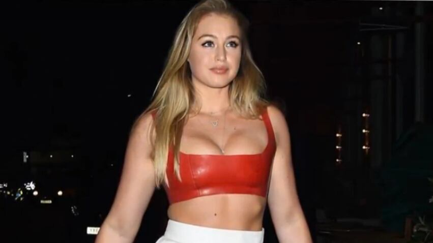 Iskra Lawrence incinta: "Avrò un figlio no gender". E i social la massacrano