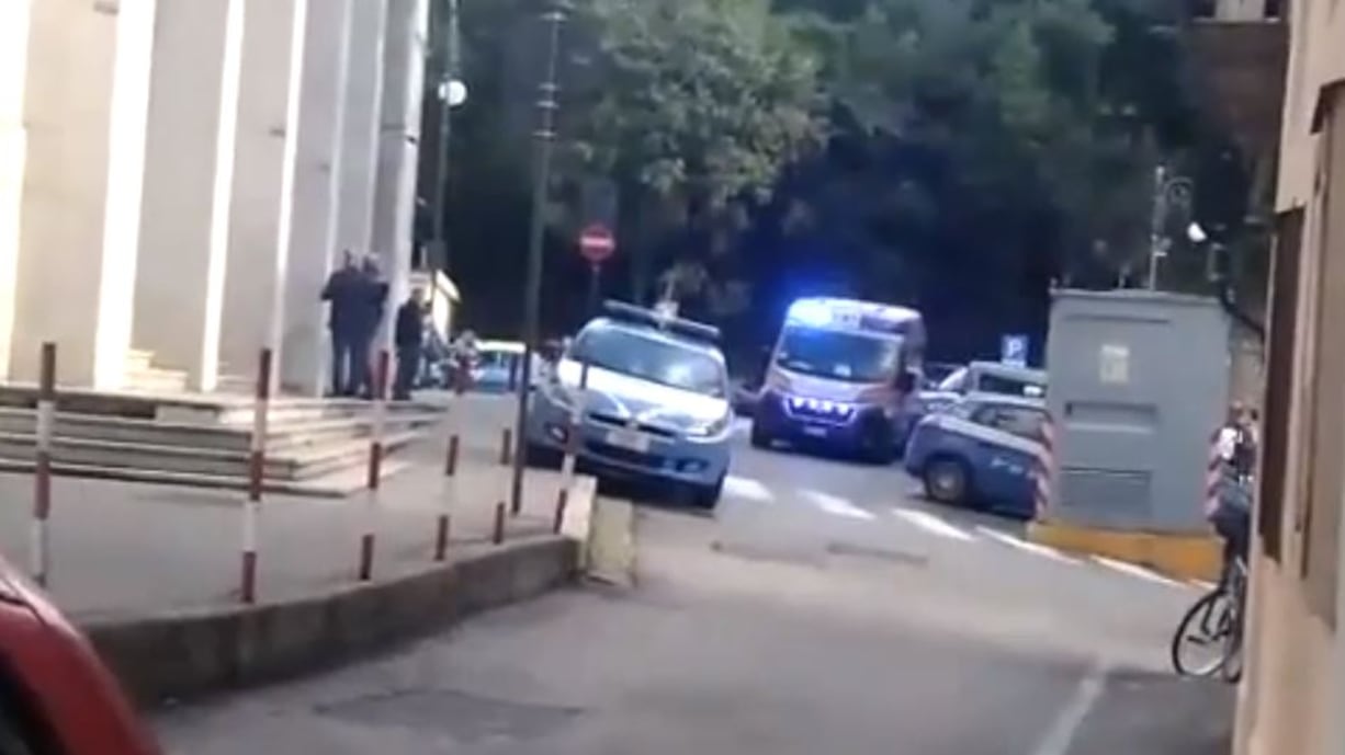 Ladri sudamericani sparano in Questura: due poliziotti morti per un motorino