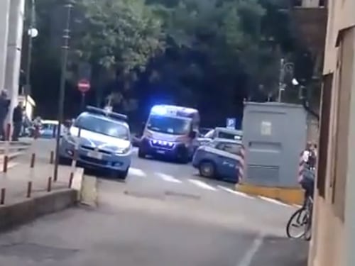 L'audio choc dell'agente: 'Siamo qui in ostaggio. Hanno preso la pistola..'