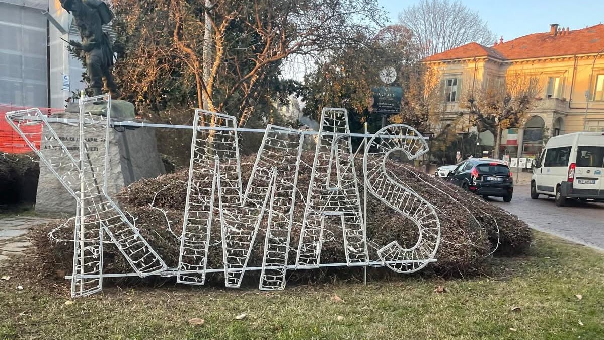 "Volevo toglierla, ma la vanità della sinistra…". E il sindaco di Biella lascia la scritta Xmas