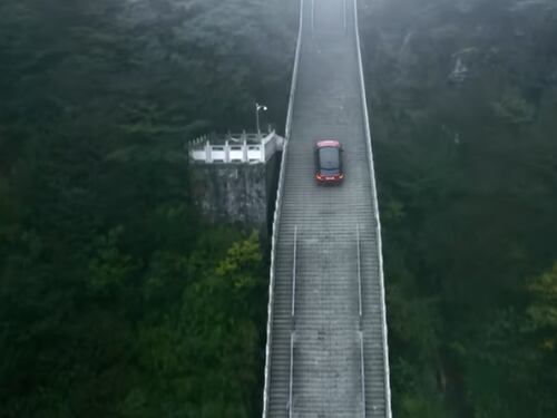 Arriva alla porta del Cielo in macchina: "Non era impossibile"