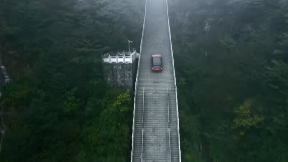 Arriva alla porta del Cielo in macchina: "Non era impossibile"