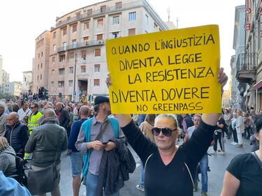 Trieste, migliaia di No pass in corteo 5