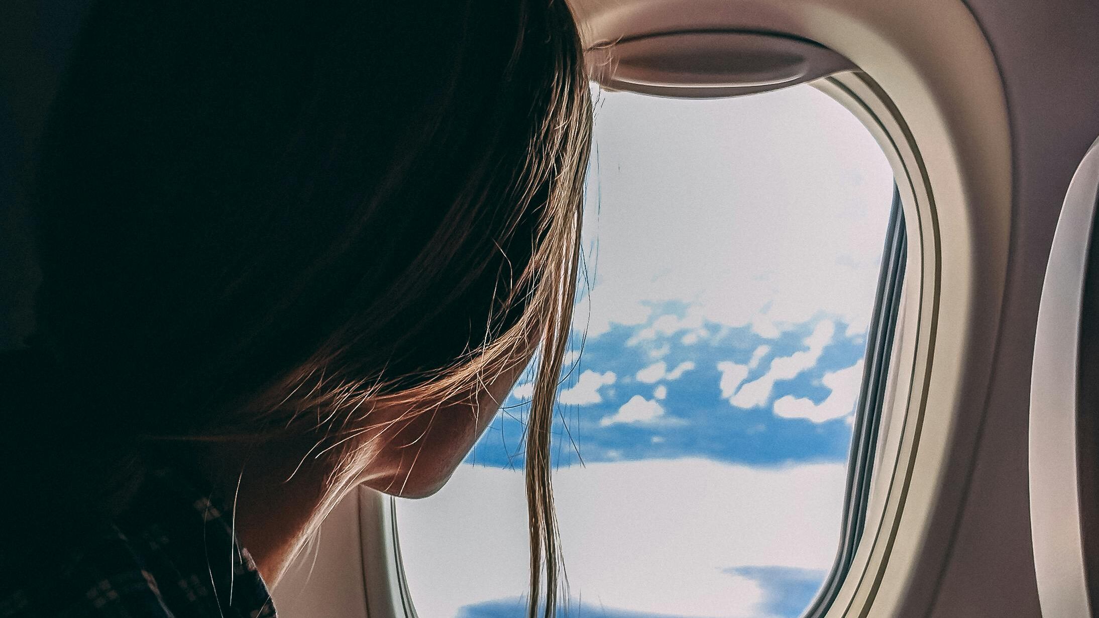 Hai bisogno di usare il bagno in aereo? Qual'è il momento migliore secondo l'esperta