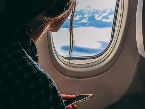 Hai bisogno di usare il bagno in aereo? Qual'è il momento migliore secondo l'esperta