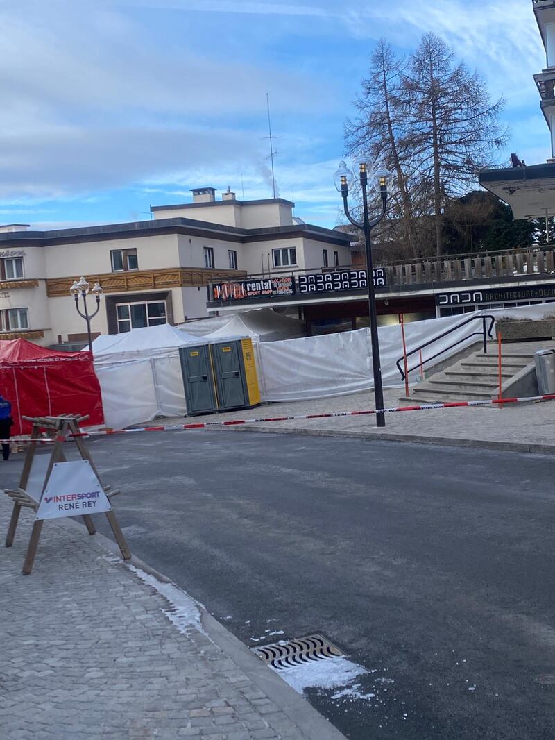 Crans-Montana, candele e lumini rossi sul luogo della strage 2