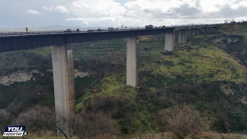 Precipita dal viadotto e fa un volo di 50 metri 1