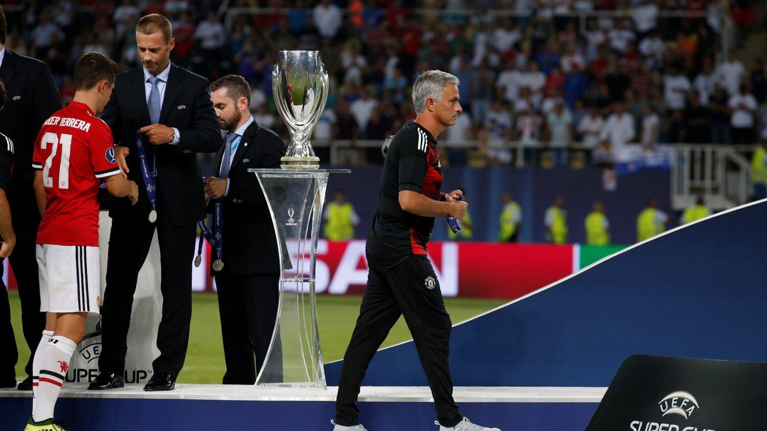 Mourinho fa felice un bambino regalandogli la medaglia: "Per lui vale oro"