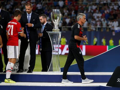 Mourinho fa felice un bambino regalandogli la medaglia: "Per lui vale oro"