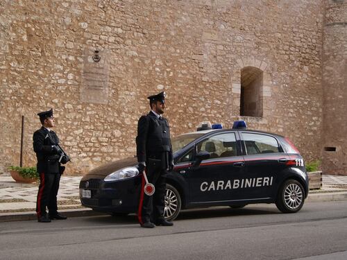 Aggredisce i carabinieri con un martello e loro gli concedono una pizza al prosciutto