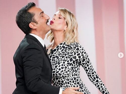 Alessia Marcuzzi incinta? Pancino sospetto sotto il vestito maculato