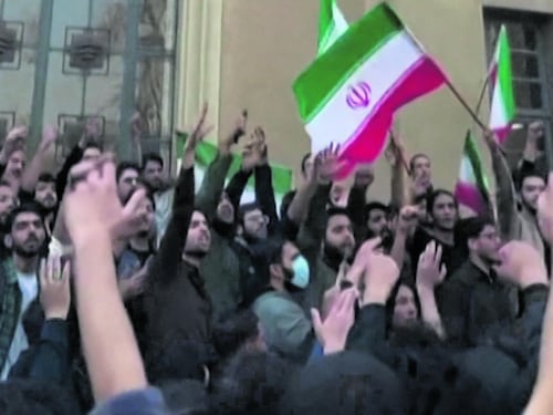 Iran, i giorni della grande messinscena. Il regime: "Protestate ma senza esagerare"