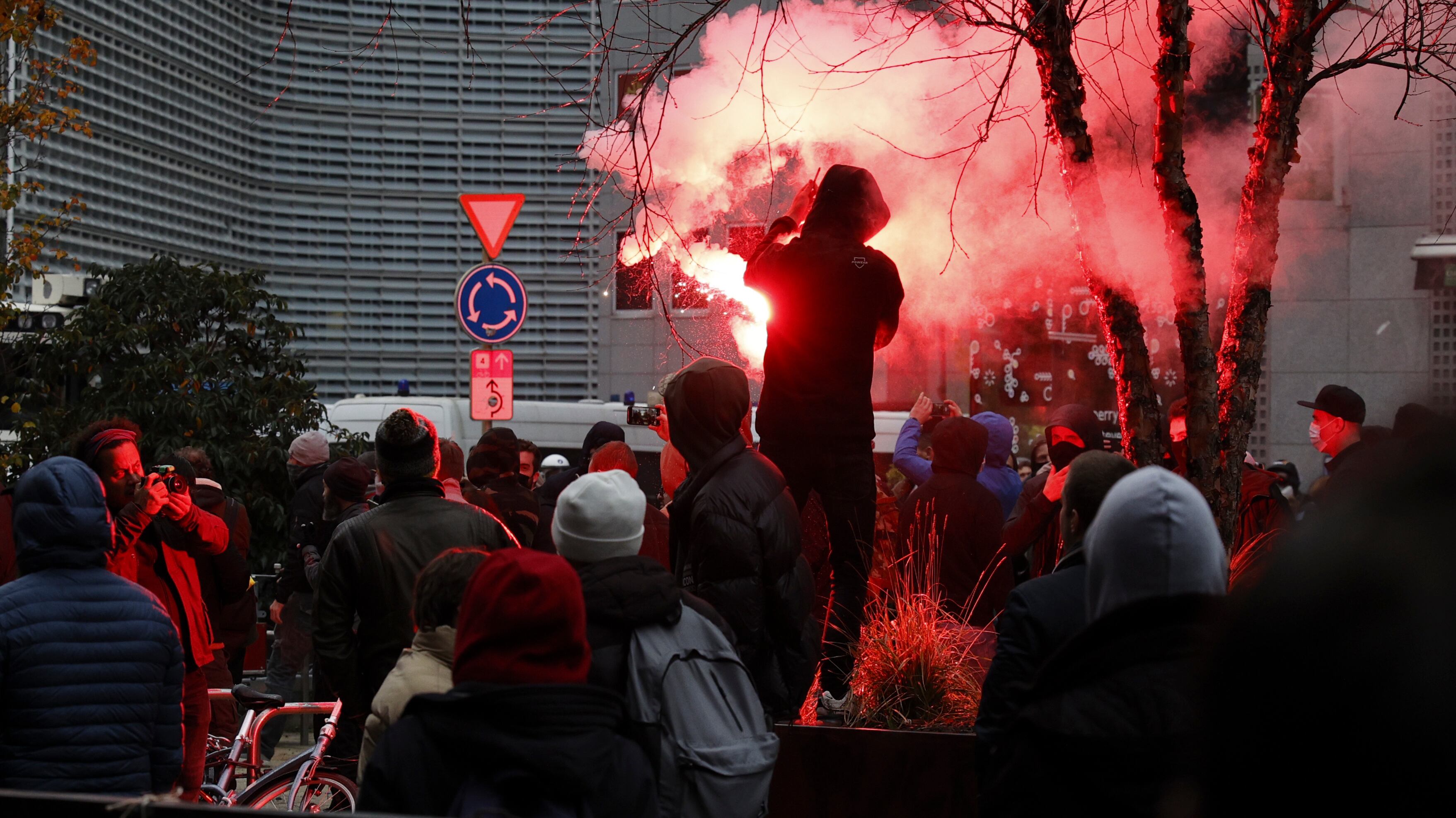 Da Bruxelles all'Aja esplode la rabbia contro le restrizioni. Ma "l'Europa rischia altri 500mila morti"