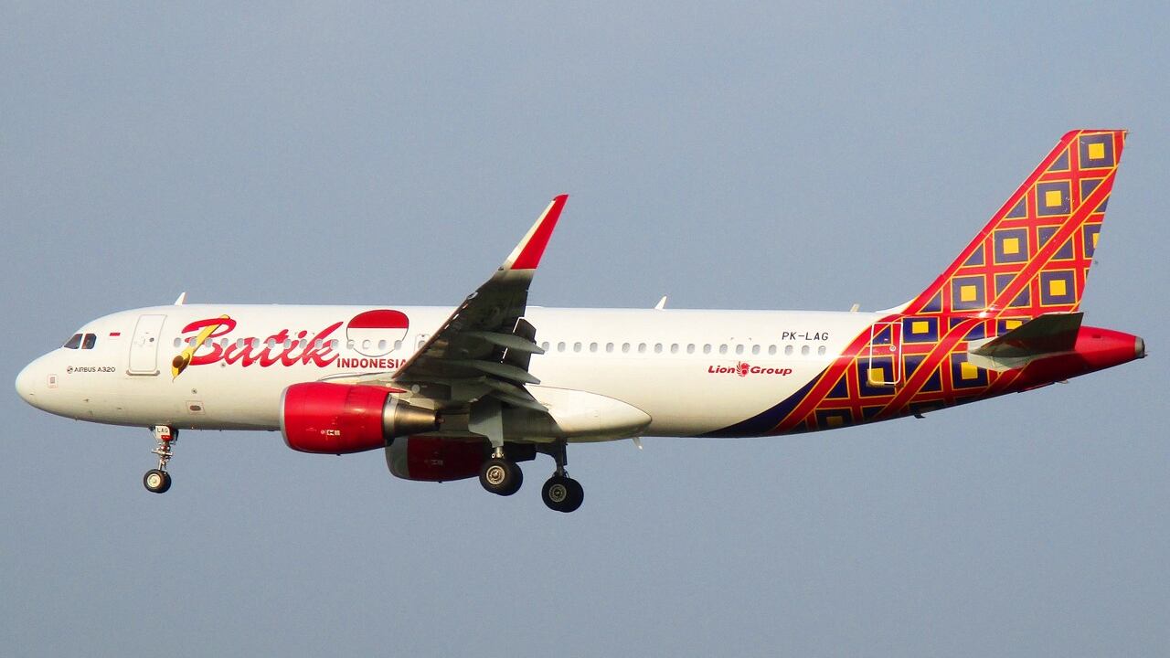 Si erano addormentati in volo per mezz'ora: sospesi due piloti della compagnia indonesiana Batik Air