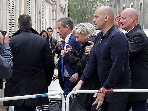 Uova e fischi contro la Le Pen: fuga dalla cattedrale di Reims