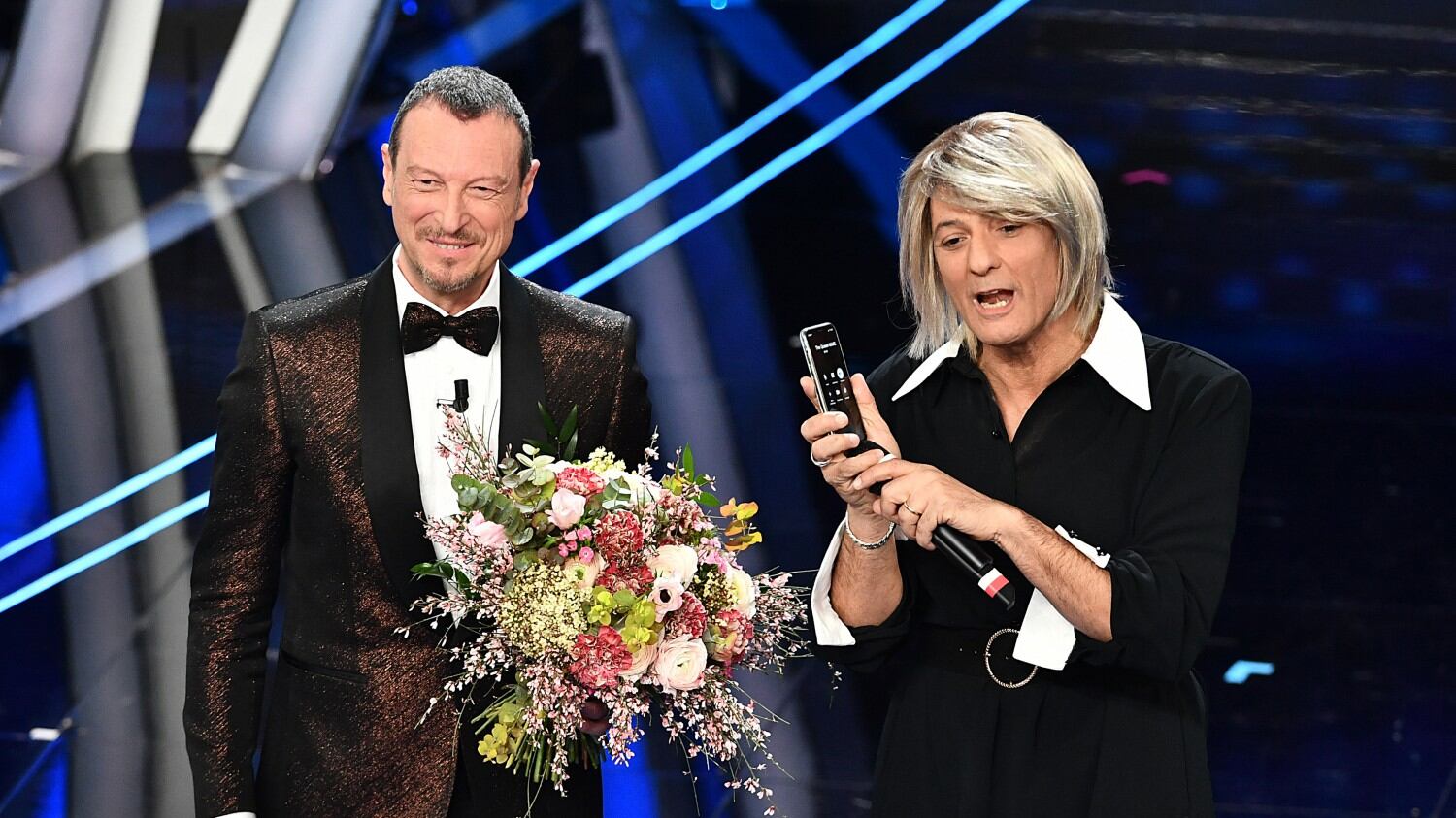 Fiorello fa la De Filippi e lei gli telefona. Notaro vs Junior Cally