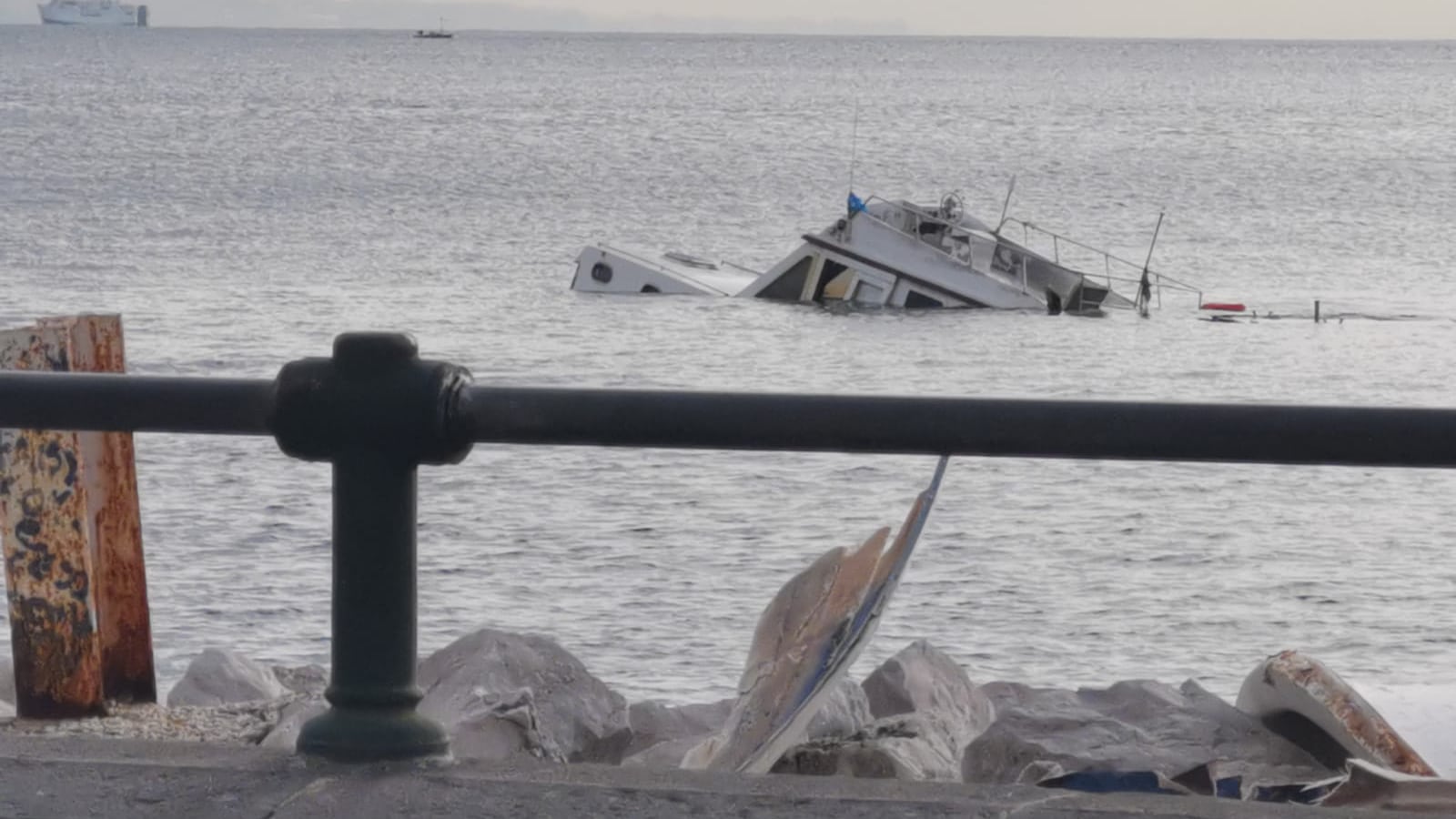 Natante affonda nel porticciolo di Mergellina: lo specchio d’acqua a rischio inquinamento