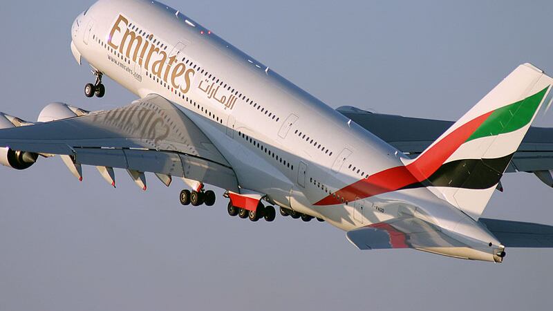 Viaggia per nove ore accanto a un passeggero obeso ma perde la causa con la Emirates