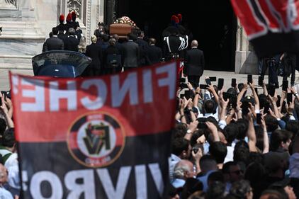 L'amore rossonero per l'ultimo saluto a Berlusconi 12