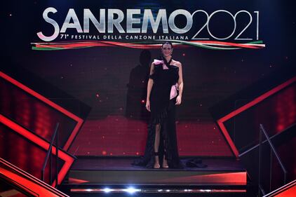 La top model Vittoria Ceretti sul palco di Sanremo 4