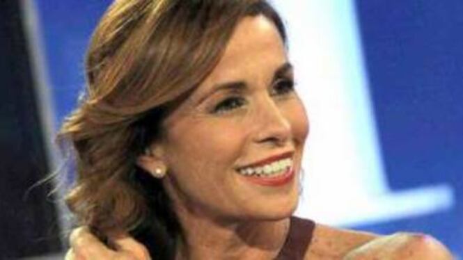 Il topless involontario di Cristina Parodi non passa inosservato ai paparazzi