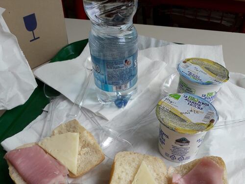 L'ennesimo pranzo choc ai bambini di Milano Ristorazione: un panino mezzo vuoto