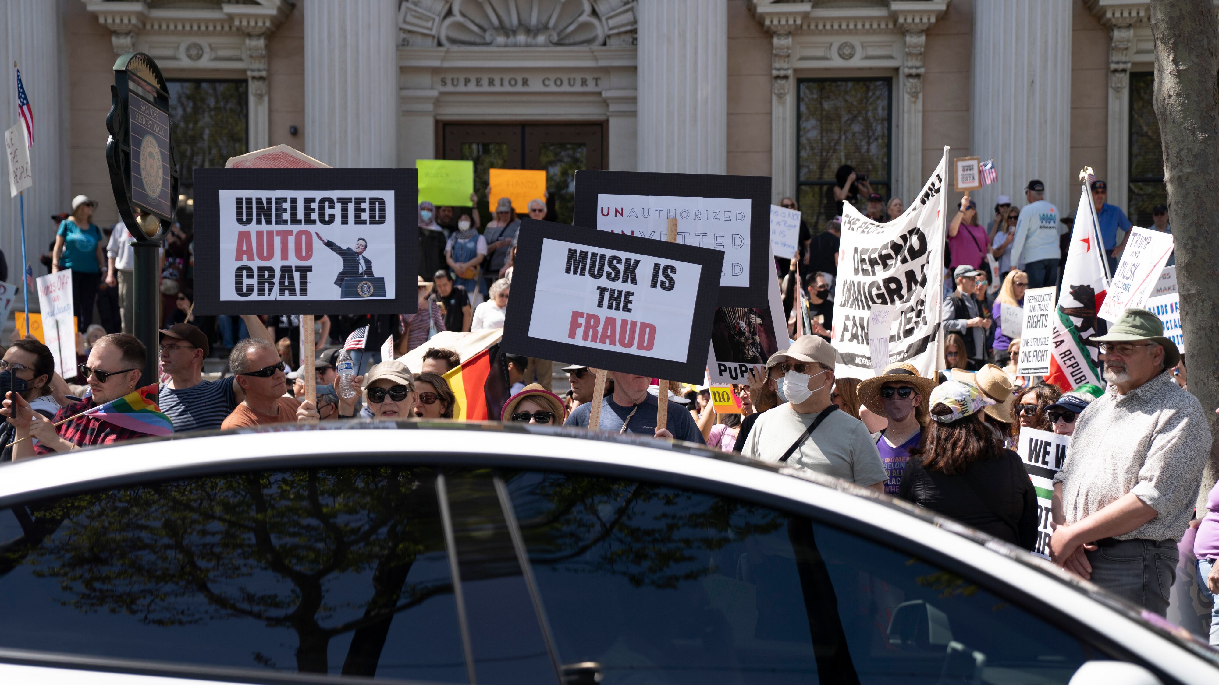 Quelle frange radicali dietro la rete anti Tesla