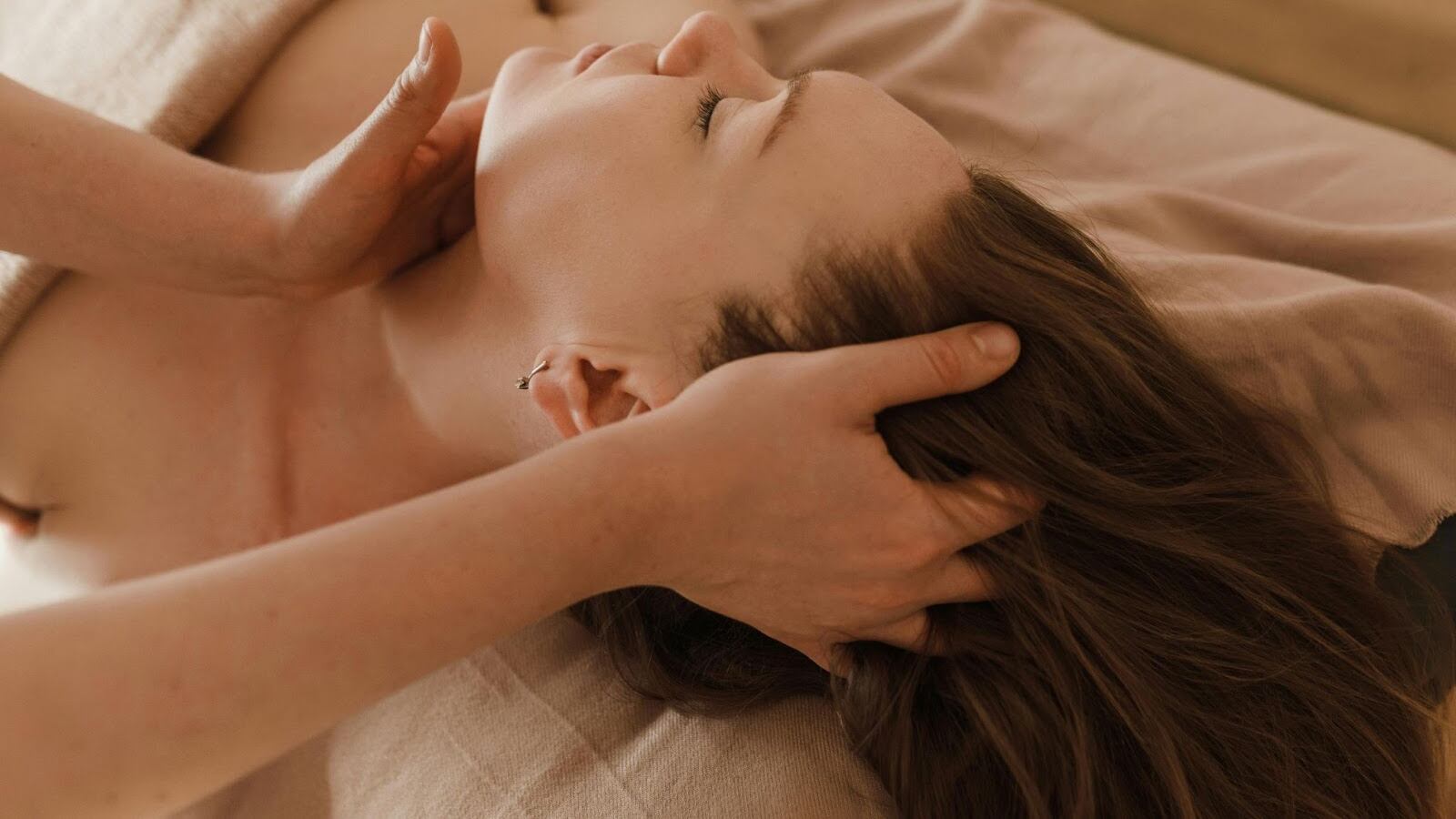 Tumore alla tiroide, pochi sintomi e diagnosi spesso casuale: i campanelli d’allarme