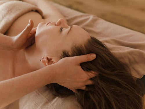 Tumore alla tiroide, pochi sintomi e diagnosi spesso casuale: i campanelli d’allarme