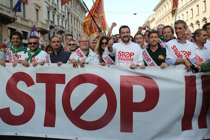 La Lega contro l'immigrazione: "Stop invasione" 14
