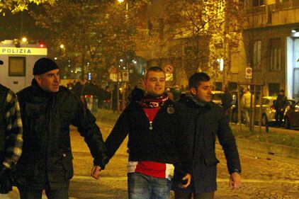 Scontri davanti a San Siro prima di Milan-Ajax 5