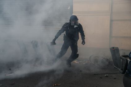 Parigi, scontri fra polizia e gilet gialli vicino l'Arco di Trionfo 7