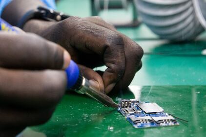 In Uganda apre la prima fabbrica di cellulari 7