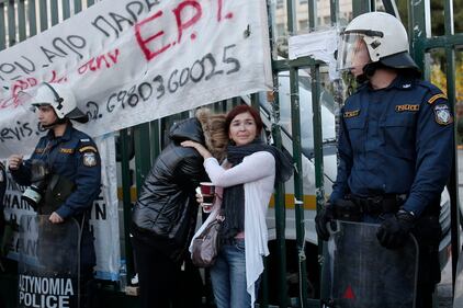 Atene, la polizia sgombera l'emittente occupata Ert 3