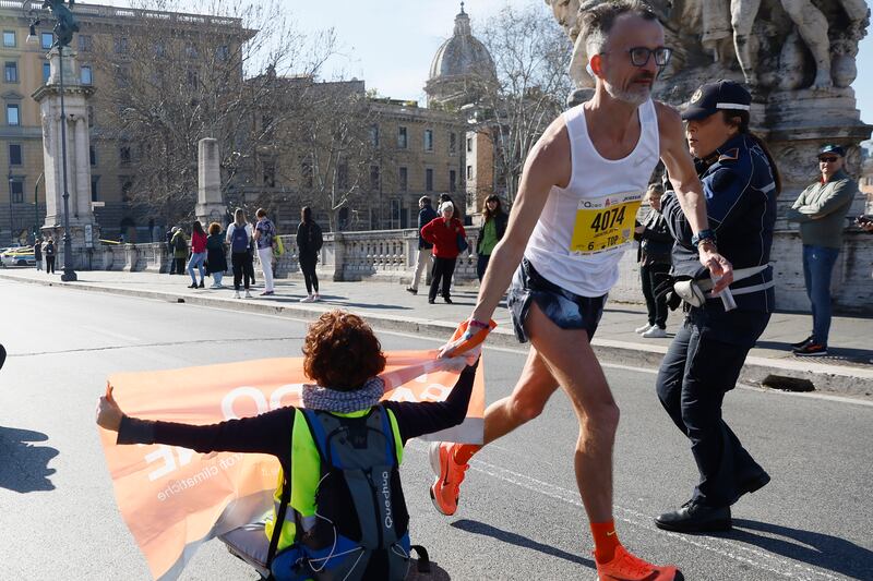 Roma, attivisti di Ultima Generazione interrompono maratona: le immagini 13