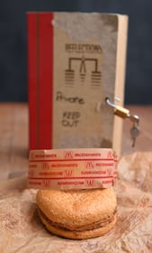 É rimasto intatto un panino del McDonald's acquistato nel 1995 2