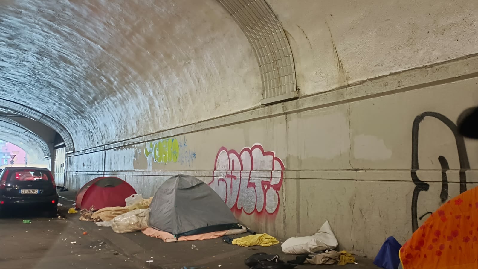 Molestie in via Torino. E il tunnel "sgomberato" è già peggio di prima