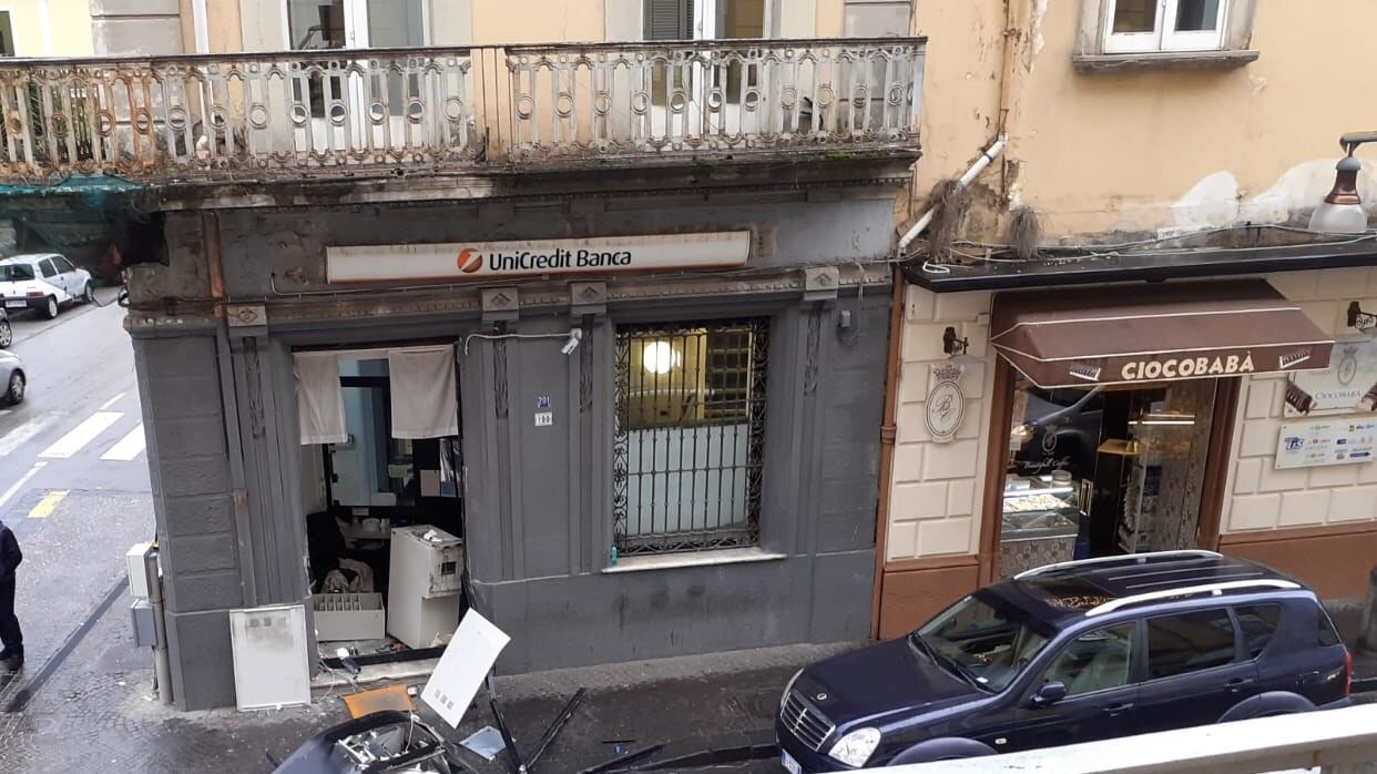 Rapinano la filiale Unicredit di Frattamaggiore utilizzando una gru