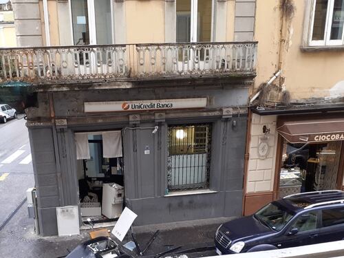 Rapinano la filiale Unicredit di Frattamaggiore utilizzando una gru