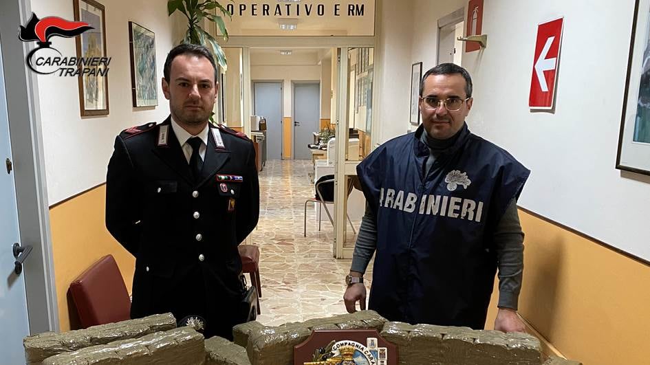 "C'è un pacco sospetto in spiaggia": e dentro i carabinieri ci trovano la droga