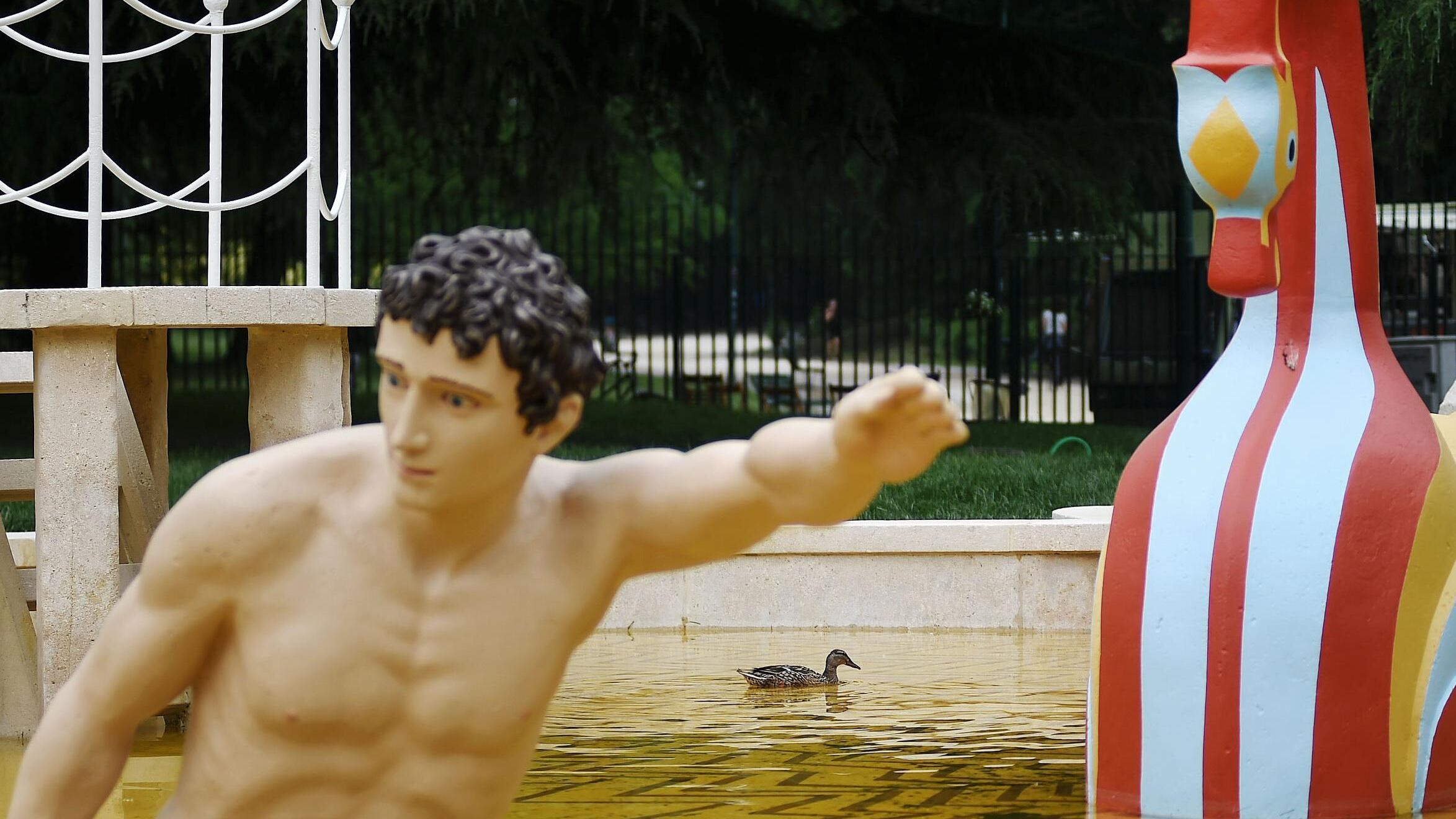 Quei colori sbagliati nei Bagni di De Chirico