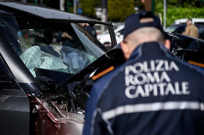 Paura per Immobile, si schianta contro un tram a Roma: le immagini dell'incidente 16
