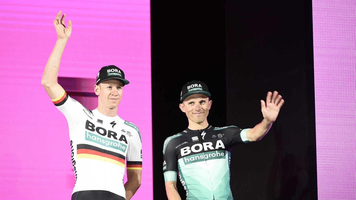 Viviani, volata beffa Cura la ruota di Gaviria ma spunta Ackermann