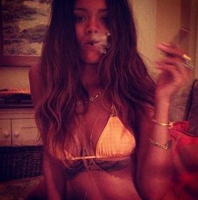 Rihanna, 25 anni su Instagram: in bikini 2