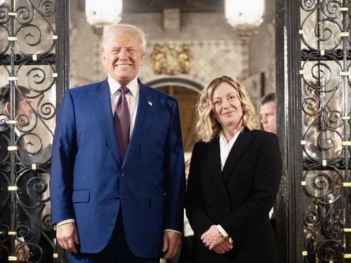 Meloni a Mar-a-Lago: "Pronti a lavorare insieme". Trump: "Ha preso d'assalto l'Europa"