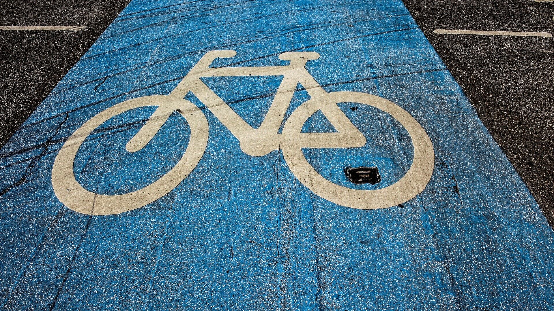 Nella ciclabile di viale Monza le bici bersaglio delle auto