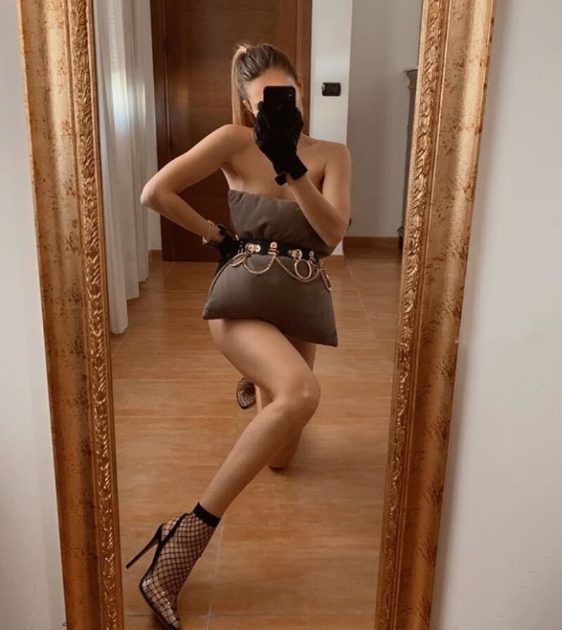 Quarantine Pillow Challenge: le influencer nude vestite solo di un cuscino 5