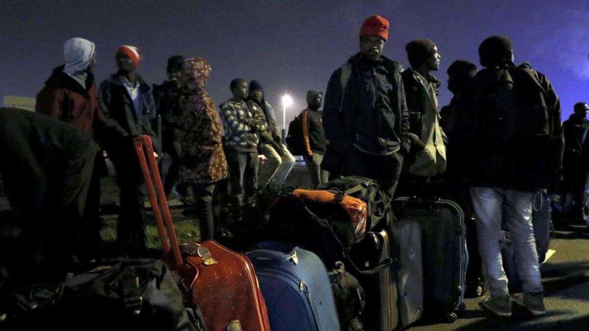 Cittadini contro la Raggi: no al centro profughi al Ferrhotel
