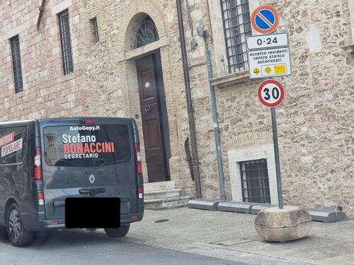 "L'arroganza al potere". Il van di Bonaccini in divieto di sosta ad Assisi