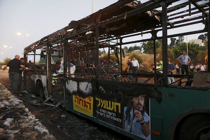 Le fiamme avvolgono l'autobus 4